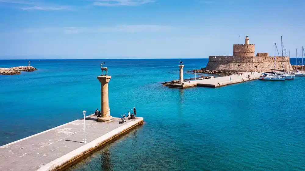 Αφιέρωμα του YOUWEEKLY. Ρόδος: Από την παλιά πόλη μέχρι τα καταγάλανα νερά – ζήσε τη μαγεία της!